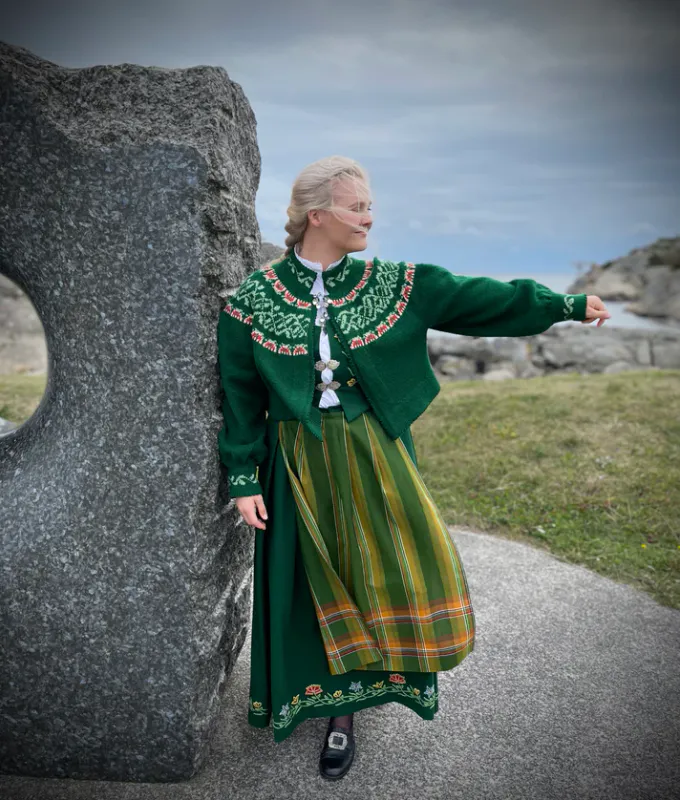 Lisa-jakke tilpasset Nordlandsbunaden (grønn) | Strikkepakke