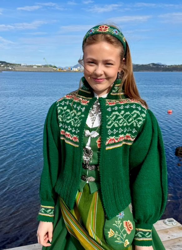 Linnea-jakke tilpasset Nordlandsbunad(grønn) | Strikkepakke