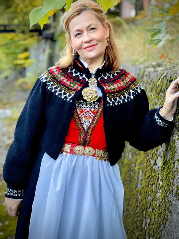 Maud tilpasset Hardangerbunad | Strikkepakke