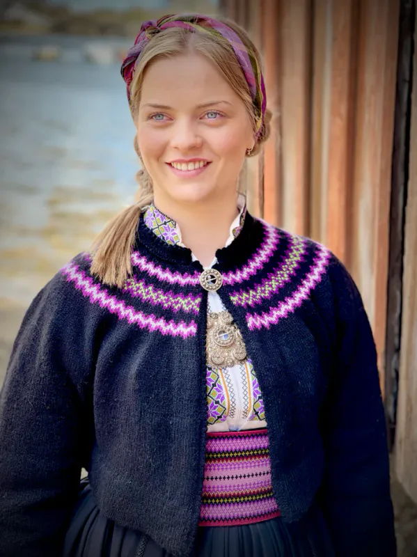 Hinda tilp. beltestakk fra Telemark (lillafarger) | Strikkepakke