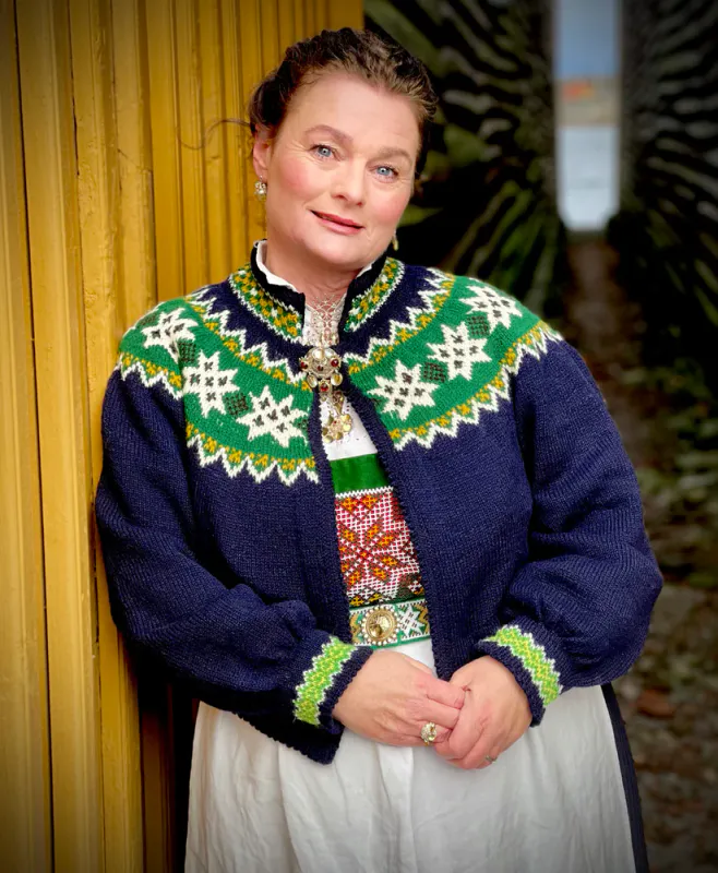 Kari-jakke tilpasset Nordhordaland- og Hardangerbunad(marine) | Strikkepakke