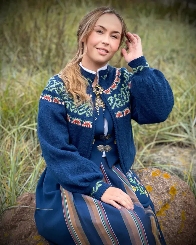 Lisa-jakke tilpasset Nordlandsbunaden (blå) | Strikkepakke