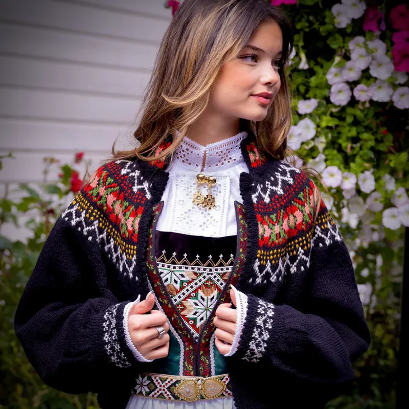 Maud tilpasset Hardangerbunad | Strikkepakke