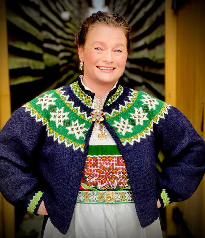 Kari-jakke tilpasset Nordhordaland- og Hardangerbunad(marine) | Strikkepakke