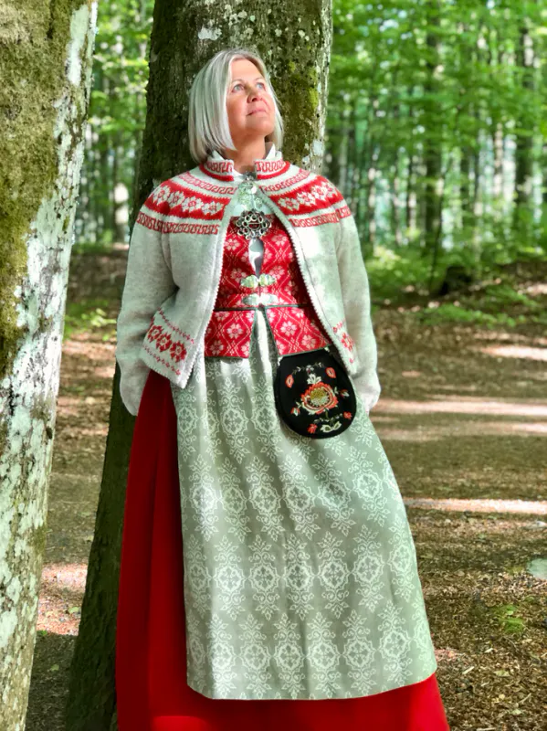 Kirsti jakke tilpasset Trønderbunaden | Strikkepakke