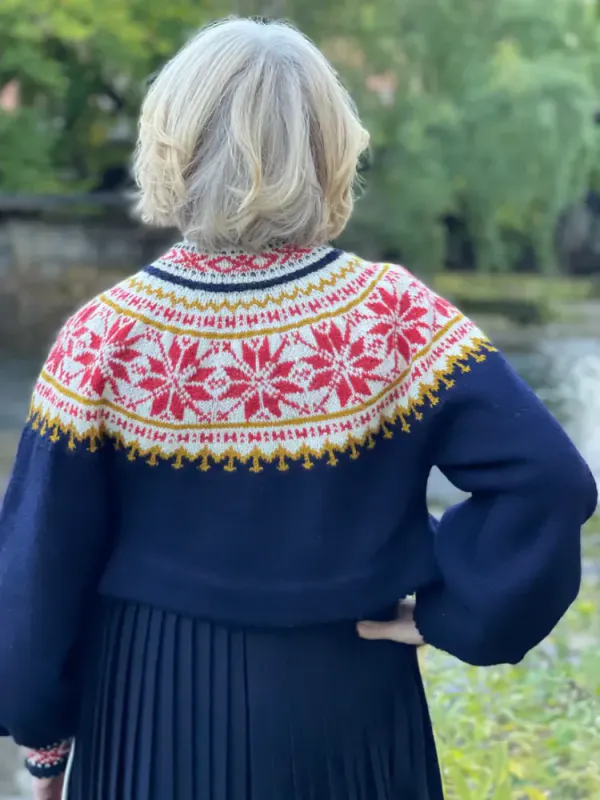Trine Lise-jakke tilpasset Sunnfjordbunaden(blå) | Strikkepakke