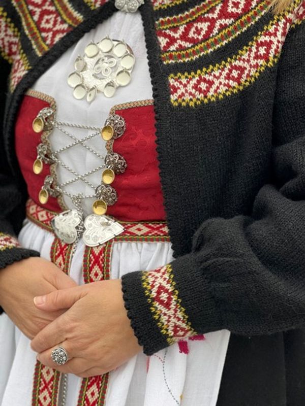 Anita-jakke til Åmlibunad Aust-Agder | Strikkepakke