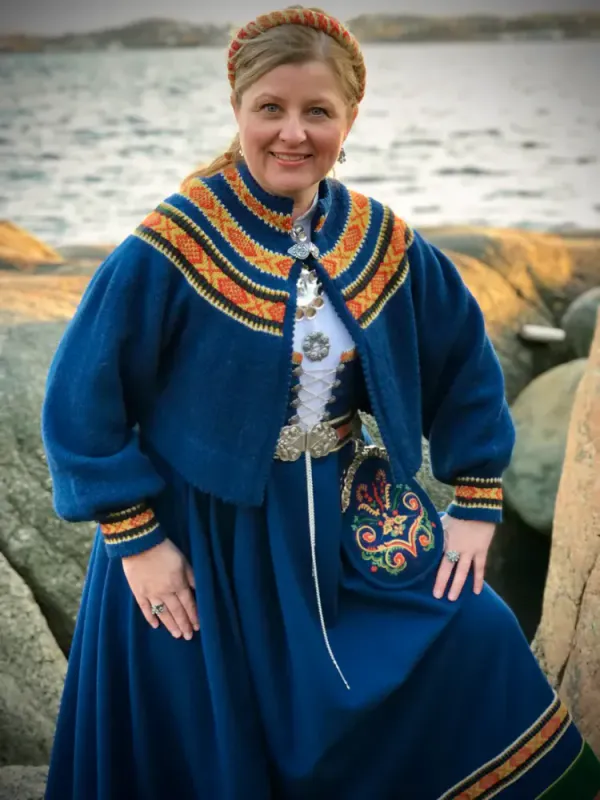 Hilde-jakken tilpasset Vestfoldbunaden 1932-modell (blå) | Strikkepakke