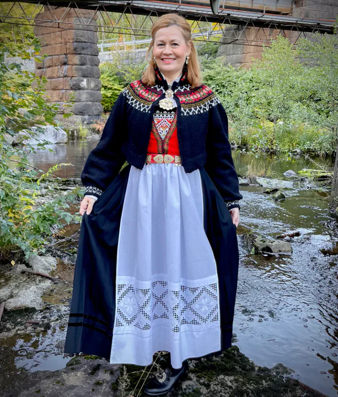 Maud tilpasset Hardangerbunad | Strikkepakke