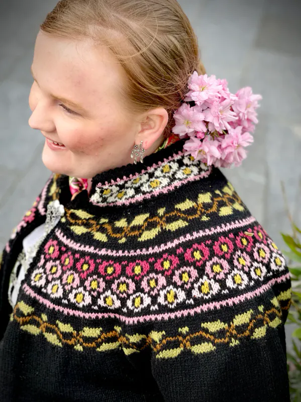 Maren-jakke tilpasset bunad med blomsterbroderier - Oppskrift (k