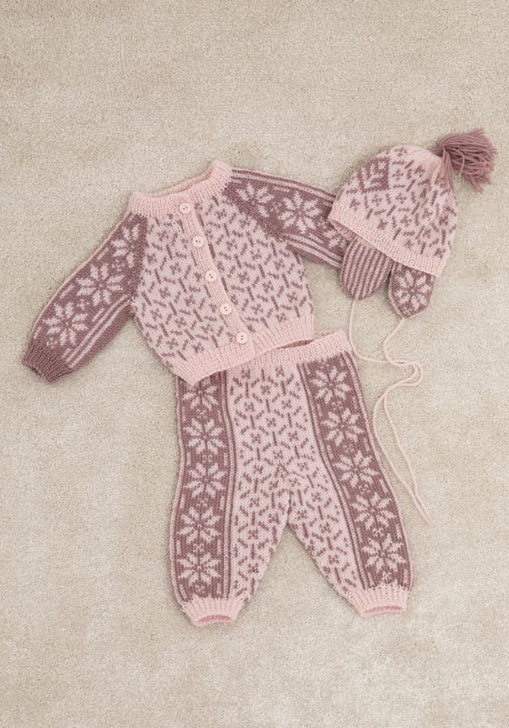 Ellinor-jakke, bukse og lue i Viking Baby ull (rosa) | Strikkepa