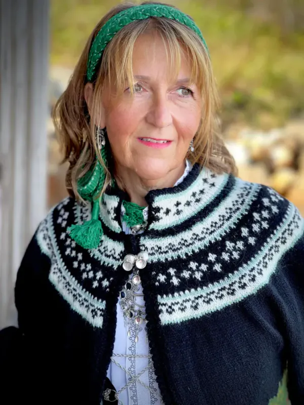 Ann-jakke tilpasset Sognebunaden | Strikkepakke