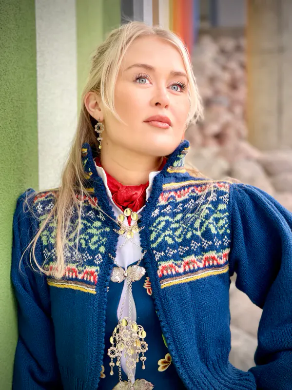 Linnea-jakke tilpasset Nordlandsbunad(grønn) | Strikkepakke