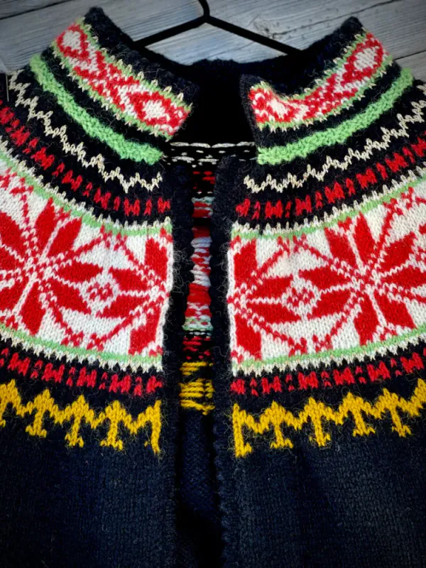 Trine Lise-jakke tilpasset Sunnfjordbunaden(sort) | Strikkepakke