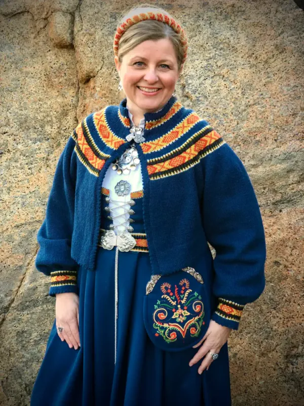 Hilde-jakken tilpasset Vestfoldbunaden 1932-modell (blå) | Strikkepakke