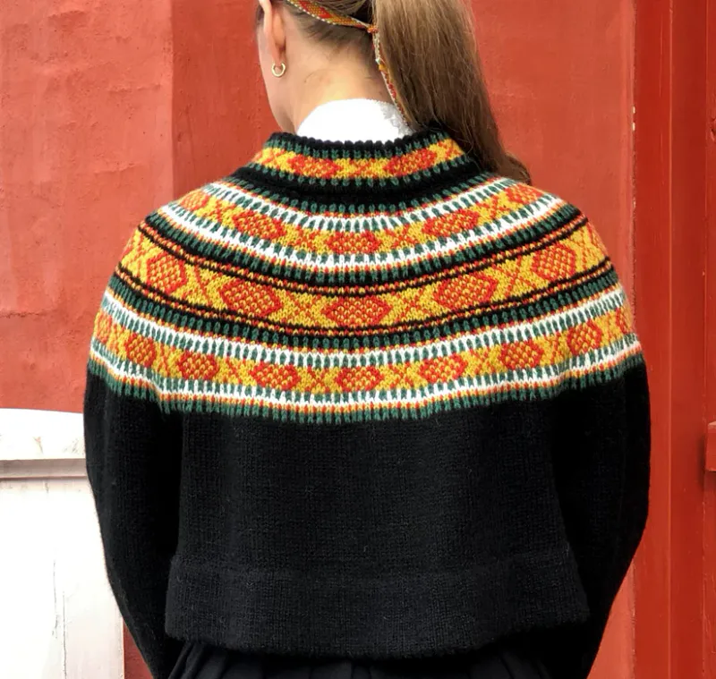 Bøkeskog tilpasset Vestfold 1932-modell (sort) | Strikkepakke