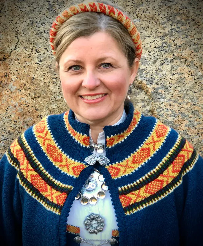 Hilde-jakken tilpasset Vestfoldbunaden 1932-modell (blå) | Strikkepakke