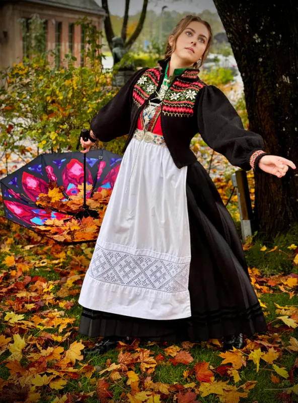 Karoline til bunad med stjernebroderier | Strikkepakke