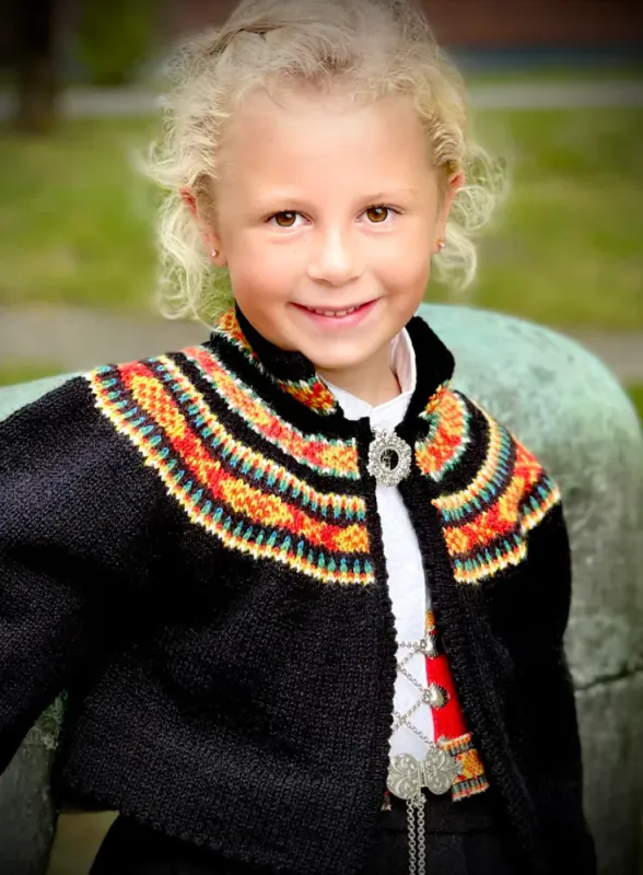 Nora barnejakke tilpasset Vestfoldbunaden | Strikkepakke
