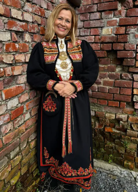 Hovedbilde Oddny-jakke tilpasset Vest-Telemarkbunaden | Strikkepakke