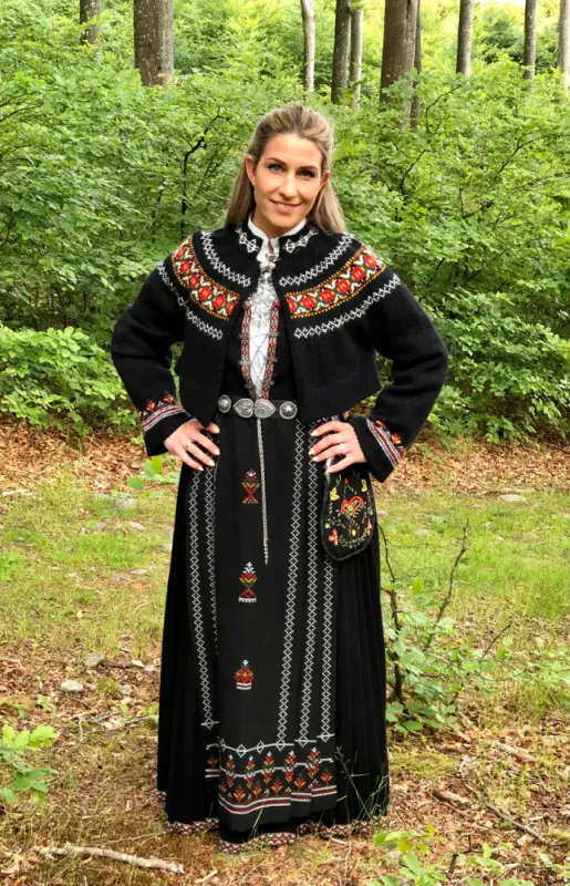 Helene-jakke tilpasset Nordfjorbunad, nord i Sogn & Fjordane | Strikkepakke