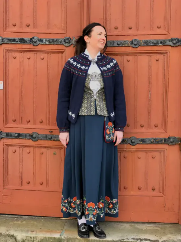 Maj Britt-jakke tilpasset Nord-Trønderbunaden | Strikkepakke