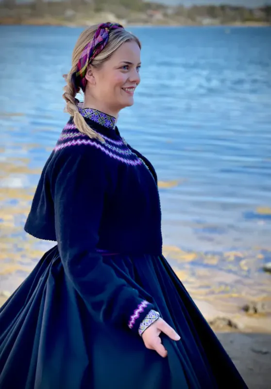 Hinda tilp. beltestakk fra Telemark (lillafarger) | Strikkepakke