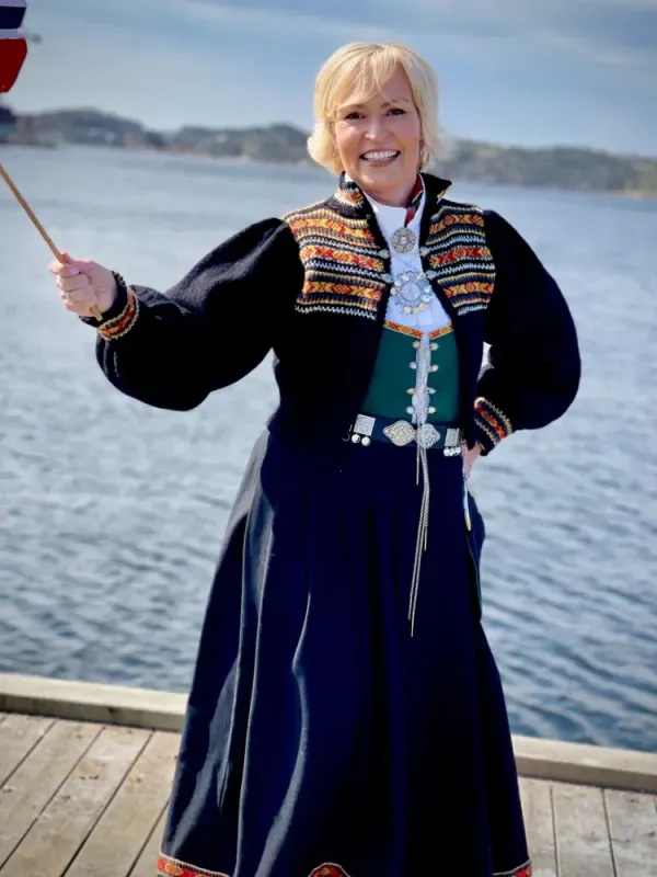 Heidi-jakke tilpasset Vestfoldbunadene 1956/1932 (sort) | Strikkepakke