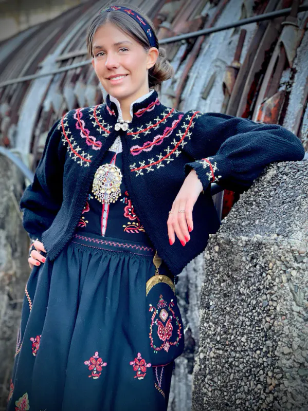 Martha tilpasset Sunnmørsbunad Ørskog (blå) | Strikkepakke