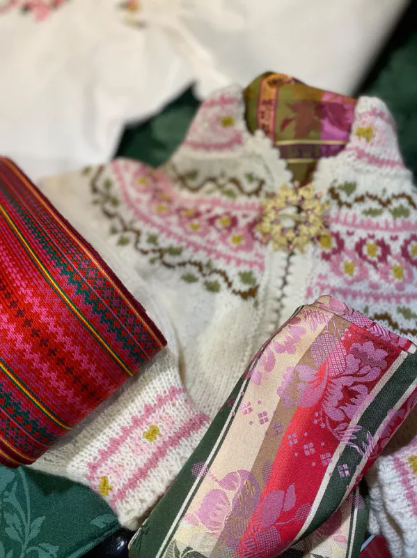 Iben barnejakke tilpasset bunad og drakt | Strikkepakke