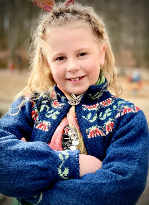 Hovedbilde Ada barnejakke til Nordlandsbunad (blå) | Strikkepakke