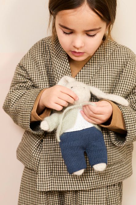 Hovedbilde Aftenstrikk | Harepus med klær | Strikkepakke