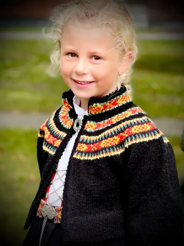 Nora barnejakke tilpasset Vestfoldbunaden | Strikkepakke
