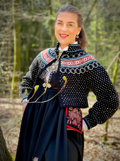 Hovedbilde Cecilie-jakke tilpasset Vest-Agderbunad | Strikkepakke