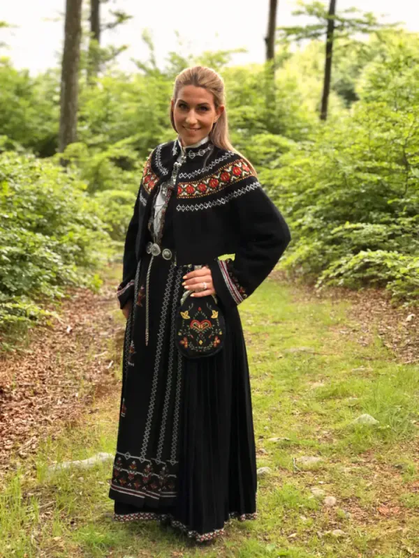 Helene-jakke tilpasset Nordfjorbunad, nord i Sogn & Fjordane | Strikkepakke