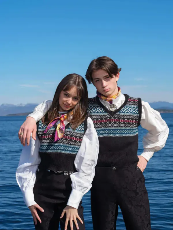 Frøy vest tilpasset kjønnsnøytral bunad fra Embla bunader | Strikkepakke