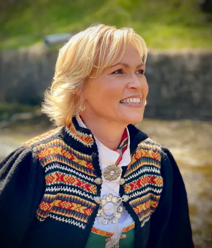 Heidi-jakke tilpasset Vestfoldbunadene 1956/1932 (sort) | Strikkepakke