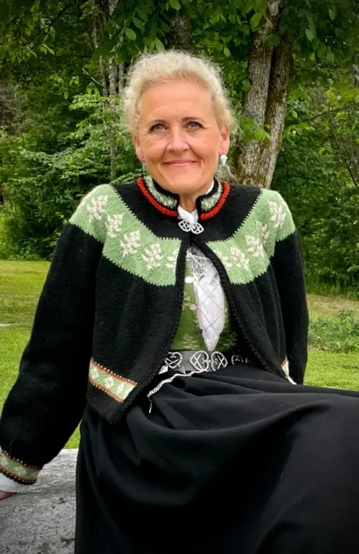Elisabeth-jakke tilpasset Østfoldbunaden | Strikkepakke